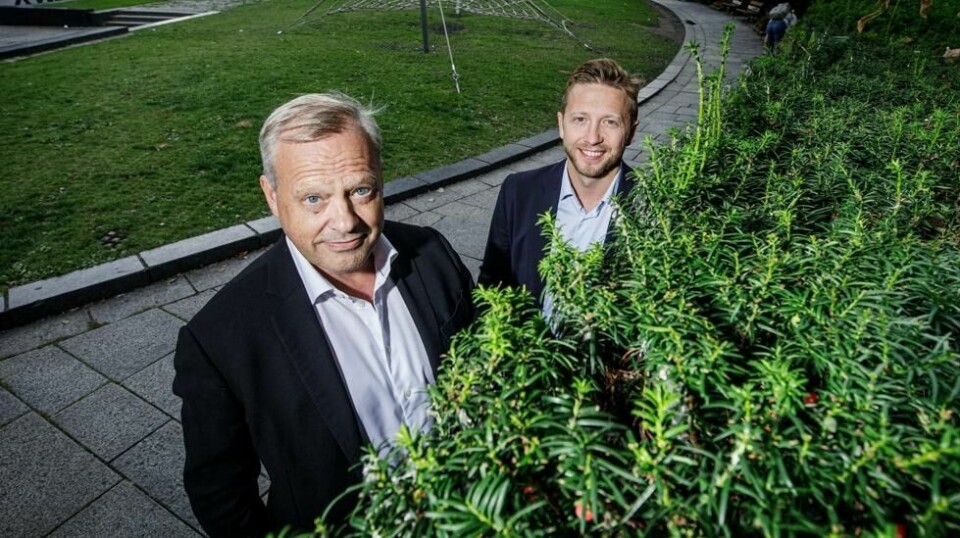 Haavind-advokatene Stig L. Bech (t.v) og Thomas Setsaas snakker om nabotvister. Her bak en hekk, som er en gjenganger i nabotvister.