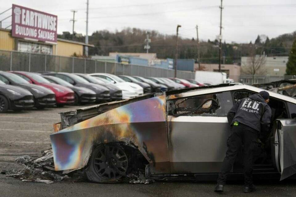 Brannmannskaper undersøker en utbrent Cybertruck hos en Tesla-forhandler i Seattle for halvannen uke siden.