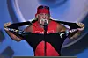 Hulk Hogan vrenger av seg T-skjorta mens han hyller Donald Trump som en gladiator under republikanernes landsmøte i sommer. Foto: J. Scott Applewhite / AP / NTB