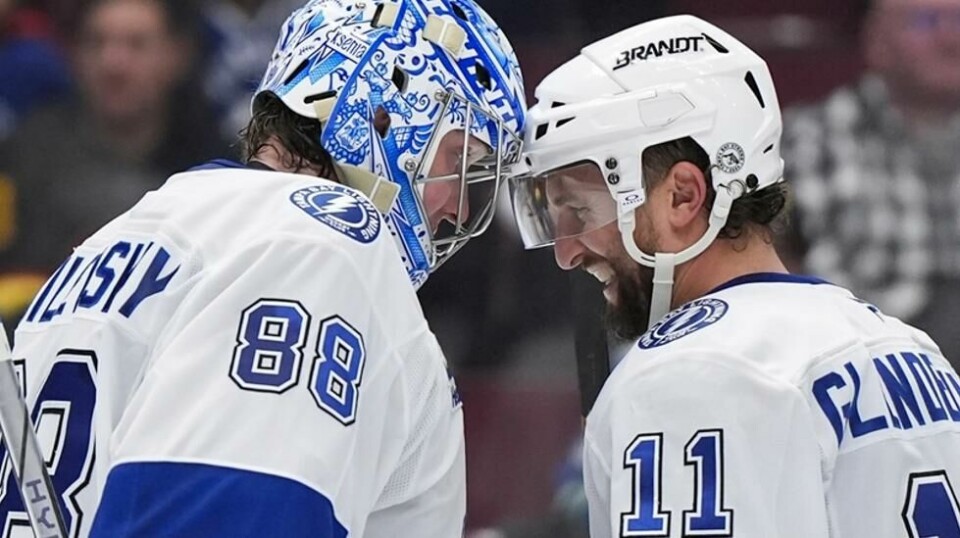Tampa Bay Lightning vant søndagens NHL-kamp 4–2 borte mot Vancouver Canucks. På bildet ses målvakt Andrei Vasilevskiy og Luke Glendening feire seieren.