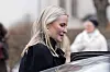 Kronprinsesse Mette-Marit ved en bil på vei fra et utendørs arrangement.