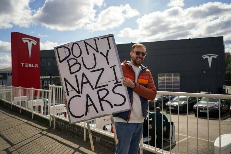 «Ikke kjøp nazi-biler» står det på plakaten til en demonstrant under en protest i London med oppfordring om å boikotte Elon Musks elbilmerke. «Ikke kjøp nazi-biler» står det på plakaten til en demonstrant under en protest i London med oppfordring om å boikotte Elon Musks elbilmerke. Foto: Alberto Pezzali / AP / NTB