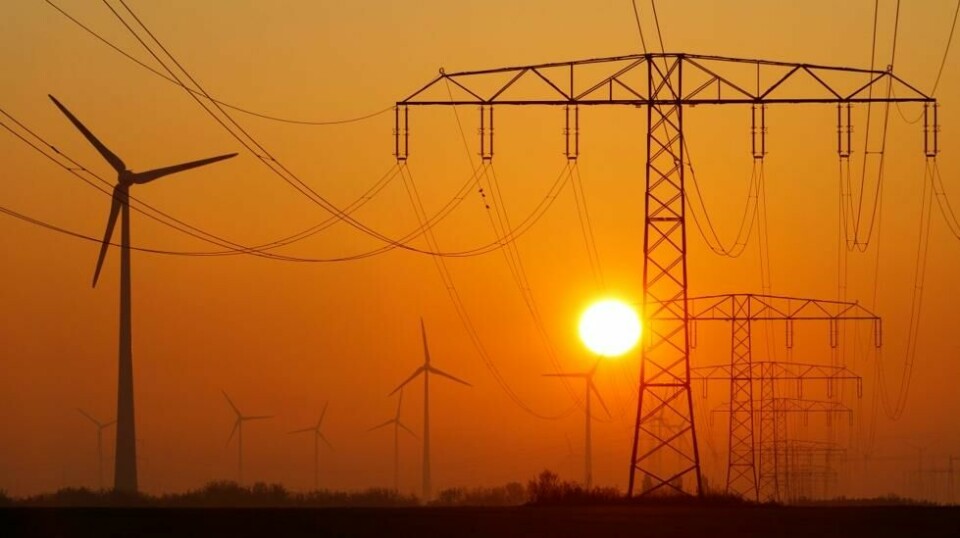 Vindturbiner og kraftledninger ved Neuen, Tyskland. Tyske forbrukere betaler for å finansiere overgang til fornybar energi i form av både nettleie og avgifter til staten, i tillegg til prisen for når kraftnettet er overbelastet.