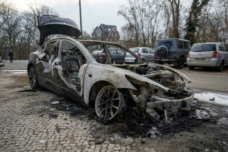 Også utenfor USA har Tesla-er blitt utsatt for hærverk, som denne bilen i Berlin, som politiet tror var påtent. Også utenfor USA har Tesla-er blitt utsatt for hærverk, som denne bilen i Berlin, som politiet tror var påtent. Foto: Christophe Gateau / DPA / AP / NTB