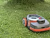 Gardena robotgressklipper som klipper en grønn plen utendørs