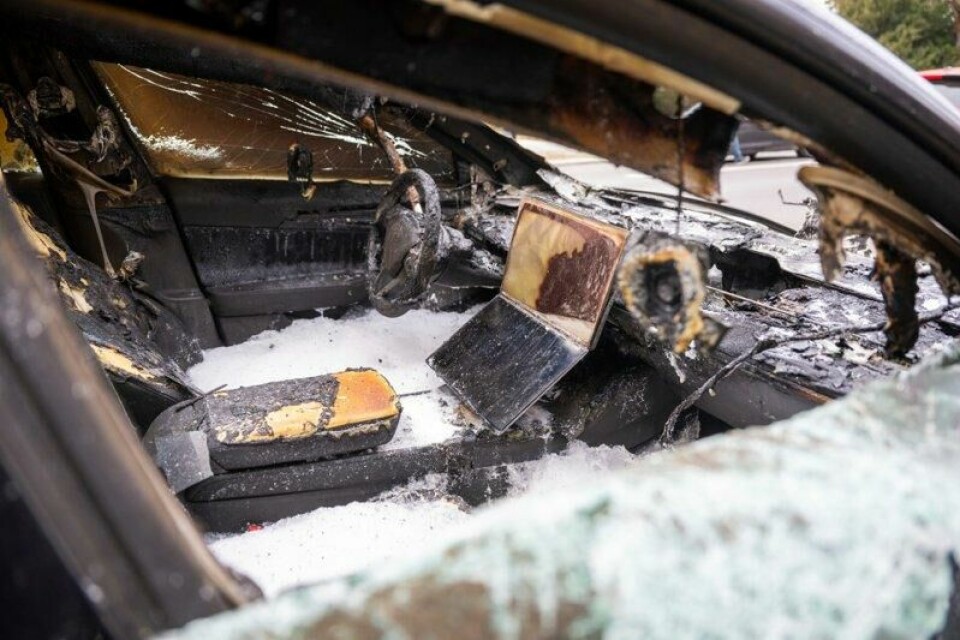Det er lite igjen av interiøret på en Tesla som antas å ha blitt påtent i Berlin. Det er lite igjen av interiøret på en Tesla som antas å ha blitt påtent i Berlin. Foto: Christophe Gateau / DPA / AP / NTB