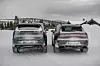 Bakfra-utsikt av en Range Rover Sport og en Porsche Cayenne på snødekt fjellvei. Range Rover Sport er større enn Porsche Cayenne på godt og vondt, men begge bilene er mer allsidige enn du skulle tro.