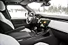 Interiør i moderne Range Rover Sport med lyst skinn og stor midtskjerm foran vinterlandskap. I Range Rover Autobiography er det spart på plasten. Setene med armlene, varme, ventilasjon og massasje gjør langturen god.