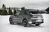 Mørk Porsche Cayenne SUV står parkert på snødekt vei i vinterlig fjellandskap. Porsche Cayenne er en ekte vinterbil, men det er når den møter tørr asfalt med sommerdekk de sportslige egenskapene kommer best frem.