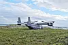 Boeing V-22 Osprey parkert på grønn lynghei ved kysten på Senja