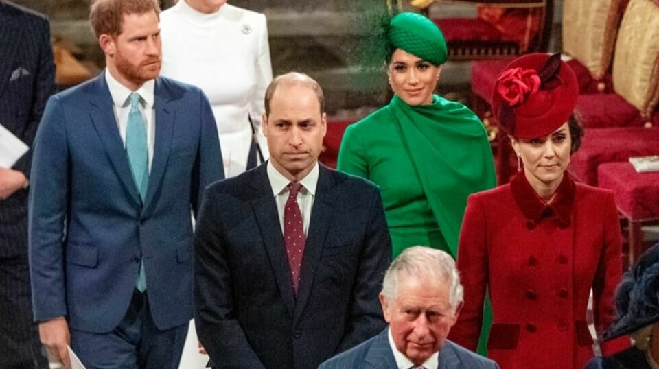 Hertuginne Meghans mange kjærlige hilsener og klemmer skal angivelig ha fått svigerbror, prins William, til å reagere, ifølge kilder til britiske The Times. Her er prins Harry, hertuginne Meghan, prins William, hertuginne Kate og kong Charles avbildet i 2020.