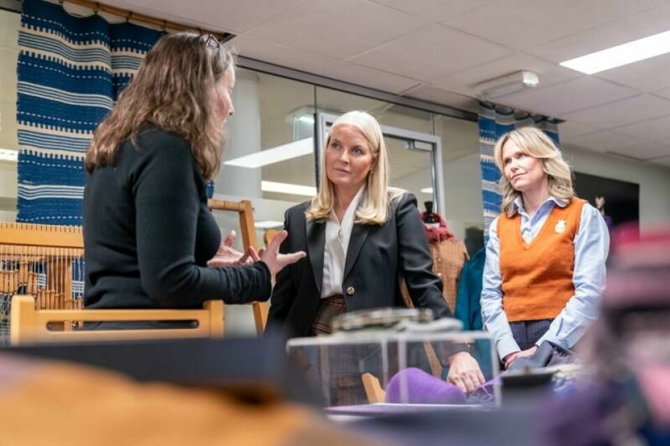 Kronprinsesse Mette-Marit fikk en innføring i tekstilkunstner Sigrun Bergs liv og virke av instituttleder og forfatter Liv Klakegg Dahlin.