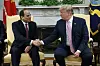 Abdel Fattah el-Sisi og Donald Trump sitter i lenestoler og håndhilser i Det hvite hus.