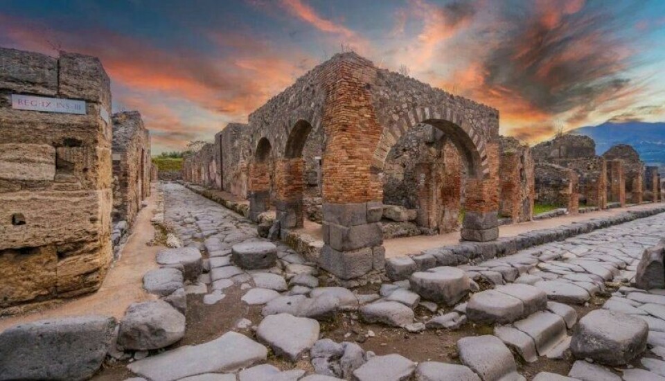 En av de utgravde romerske gatene i Pompeii, som ble gravlagt etter vulkanutbruddet i 79 e.Kr. Copyright (c) 2024 Nejdet Duzen/Shutterstock. No use without permission. En av de utgravde romerske gatene i Pompeii, som ble gravlagt etter vulkanutbruddet i 79 e.Kr. Copyright (c) 2024 Nejdet Duzen/Shutterstock. No use without permission.