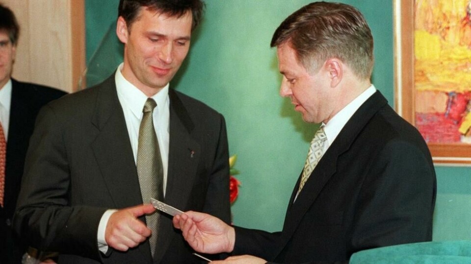 Påtroppende statsminister Jens Stoltenberg (til v) får overlevert nøkkelkortet av avtroppende statsminister Kjell Magne Bondevik under nøkkelseremonien i 2000. Stoltenberg hadde da vært med å felle Bondevik-regjeringen. Påtroppende statsminister Jens Stoltenberg (til v) får overlevert nøkkelkortet av avtroppende statsminister Kjell Magne Bondevik under nøkkelseremonien i 2000. Stoltenberg hadde da vært med å felle Bondevik-regjeringen. Foto: Ørn Borgen / SCANPIX / POOL