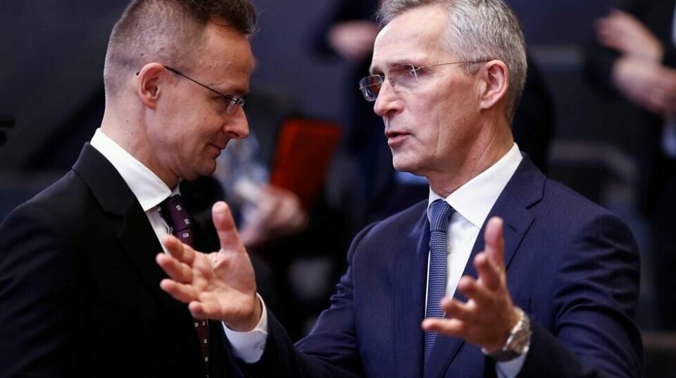 Natos generalsekretær Jens Stoltenberg i samtale med Ungarns utenriksminister Peter Szijjarto under Natos utenriksministermøte i Natos hovedkvarter i Brussel, 3. april 2024.
