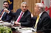 Viktor Orbán og Donald Trump i samtale ved et formelt middagsbord i Det hvite hus.