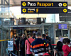 Reisende i kø foran passkontrollområdet på Oslo lufthavn Gardermoen.