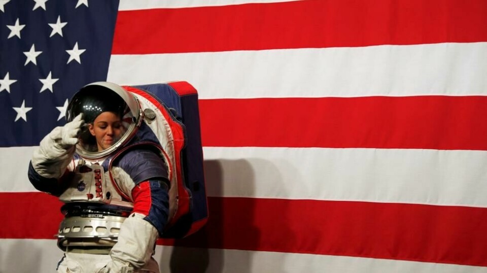 NASAs romdraktingeniør Kristine Davis viser frem prototypen til en romdrakt for neste astronaut på månen i 2024, i oktober 2019. NTB Scanpix/Reuters.