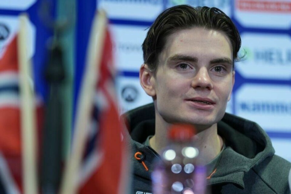 Verdensmester Marius Lindvik under mandagens pressetreff på Scandic Lerkendal i Trondheim.