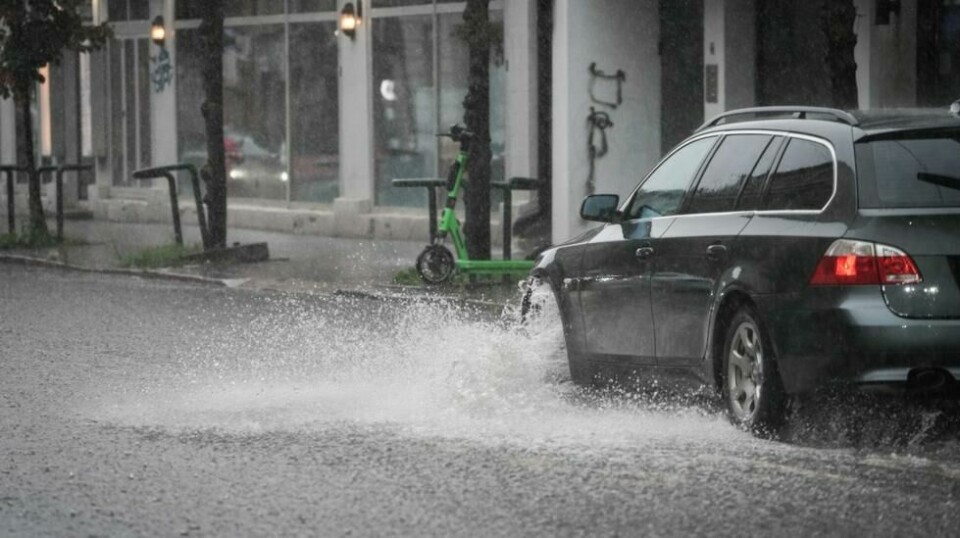 Det er meldt kraftig regn de neste dagene i Sør-Norge. Her fra Trondheimsveien i kraftig regnvær i juli. Foto: Emilie Holtet / NTB