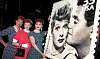 Finalistene i en konkurranse om å høres og se mest mulig ut som Lucille Ball, poserer for fotografene på dette bildet fra 1999 i forbindelse med lanseringen av et frimerke med motiv fra den ikoniske TV-serien «I Love Lucy». Frimerket inngikk i en serie som feiret mennesker, steder og hendelser som hadde satt sitt preg på det 20. århundre. Foto: AP / Marty Lederhandler