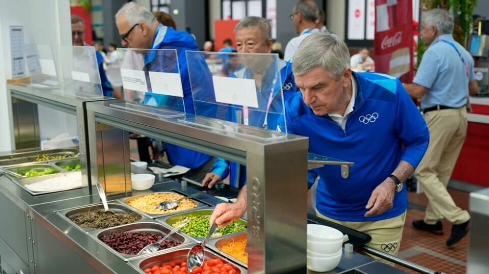 Flere sier de er svært misfornøyde med maten under OL. Her tester administerende direktør i Den internasjonale olympiske komitè Thomas Bach salatbaren.