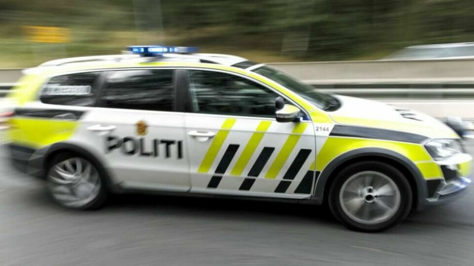 Ifølge lokalavisa står en luftambulanse parkert på et jorde. Det skal være flere ambulanser, brannbiler og politi på stedet, melder Raumnes.