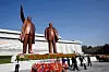 Mennesker legger blomster foran store statuer av Kim Il Sung og Kim Jong Il på Mansu-høyden i Pyongyang.