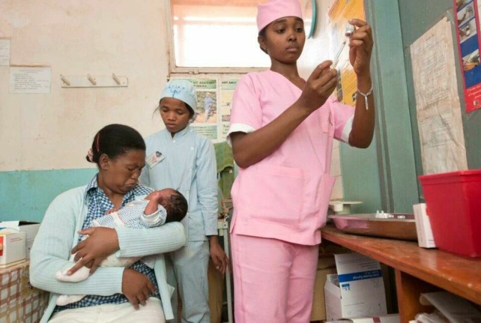 Millioner av barn har siden 2000 blitt vaksinert mot polio, meslinger, kolera og tyfus. Bildet er fra en helseklinikk på Madagaskar. Millioner av barn har siden 2000 blitt vaksinert mot polio, meslinger, kolera og tyfus. Bildet er fra en helseklinikk på Madagaskar. Foto: Ken Opprann / Panorama