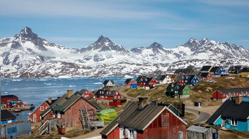 Grønland er verdens største øy og ligger i det nordlige Atlanterhavet, med størstedelen av arealet nord for polarsirkelen. Geografisk hører den til Nord-Amerika, men politisk til Europa. Foto av tettstedet Tasiilaq. Reuters / NTB scanpix.