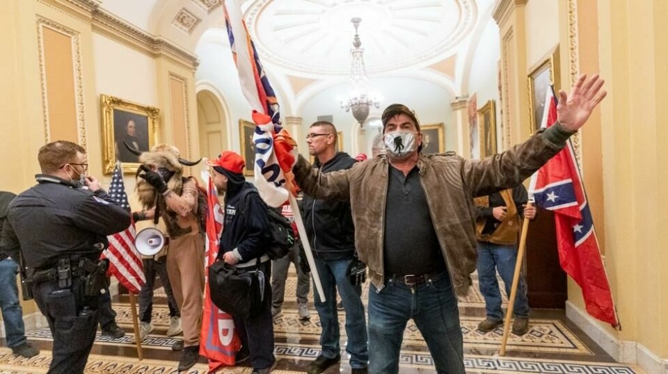 Et hundretalls demonstranter tok seg inn i kongressbygningen i Washington D.C. blant dem flere personer fra høyreekstreme miljøer. Nå planlegges det flere lignende aksjoner i ukene fremover, ifølge svensk sikkerhetsanalytiker. Foto: AP / NTB