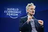 Palantir-leder taler på en scene foran World Economic Forum-logoen i Davos.
