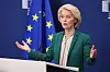 Ursula von der Leyen taler ved talerstol foran EU-flagget i Brussel.