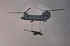 Indisk Chinook-helikopter frakter artillerikanon i luften over Pokhran-området