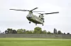 Chinook-helikopter svever lavt over plenen ved Windsor Castle i England