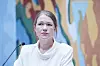 Une Aina Bastholm ved talerstol under pressekonferanse på Stortinget.
