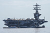Det amerikanske hangarskipet USS Nimitz ligger stille på havet.