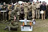 Soldat i kamuflasje tester Merops-drone foran en større gruppe militært personell.