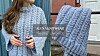 Nærbilde av lys blå, håndstrikket flettemønstret genser fra Aluna Knitwear.