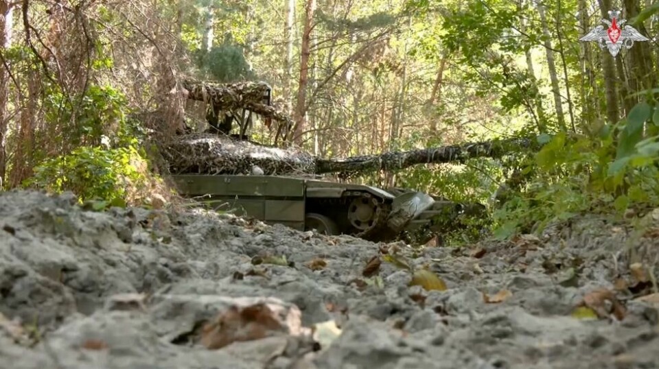 På dette bildet, frigitt av det russiske forsvarsdepartementet søndag 8. september 2024, inntar en russisk stridsvogn skyteposisjoner på et ikke avslørt sted i det russisk-ukrainske grenseområdet, i Kursk-regionen, Russland. (Foto fra det russiske forsvarsdepartementets pressetjeneste via AP)