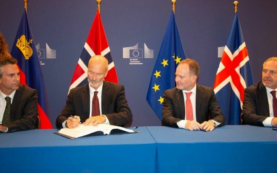 I dag møtes EØS-ambassadørene Anders Eide (Norge), Kristján Andri Stefánsson (Island) og Pascal Schafhauser (Liechtenstein) for å skrive inn nærmere 80 nye EU-lover i EØS-avtalen. Her under signering av avtalen om EØS-midler med EU.