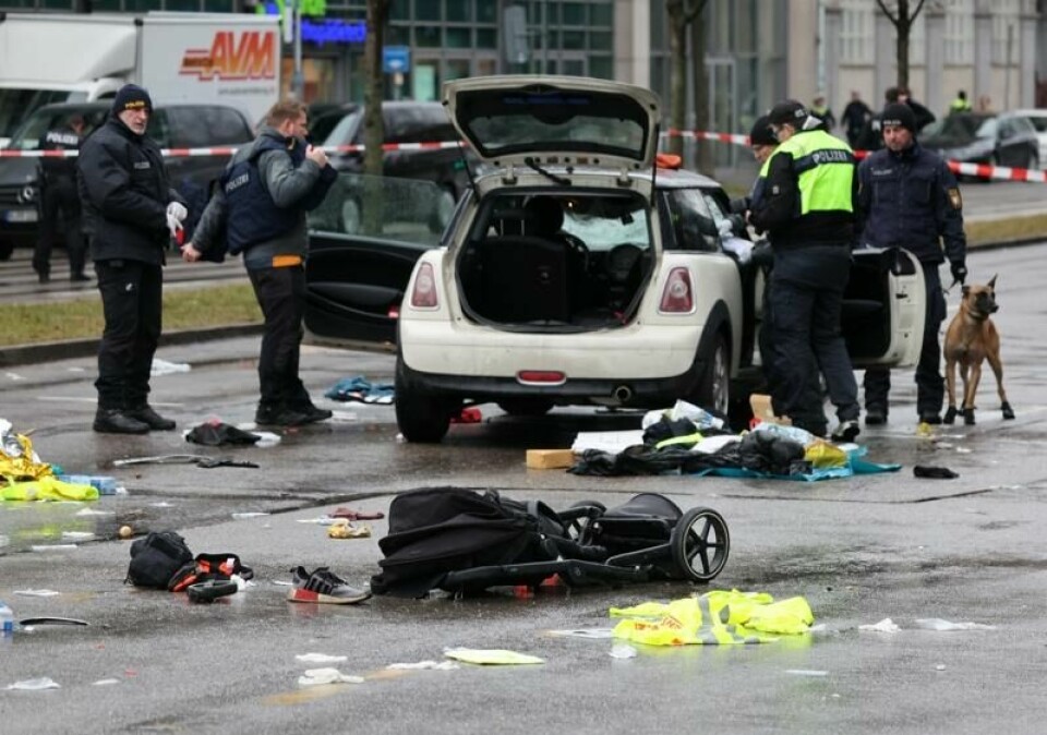 Politiet jobber ved en bil som kjørte inn i en folkemengde i München, Tyskland, 13. februar 2025, og skadet flere personer. REUTERS/Wolfgang Rattay Politiet jobber ved en bil som kjørte inn i en folkemengde i München, Tyskland, 13. februar 2025, og skadet flere personer. REUTERS/Wolfgang Rattay Foto: Reuters/NTB