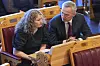 To politikere sitter og snakker sammen i Stortingets sal.