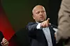 Trygve Slagsvold Vedum peker mens han deltar i partilederdebatt i TV-studio