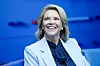 Sylvi Listhaug smilende i blått TV-studio før politisk debatt.