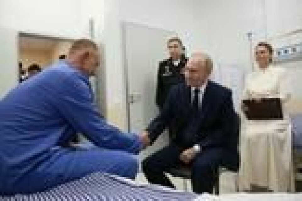 Russlands president Vladimir Putin håndhilser på oberstløytnant Alexander Danilov, som ledet forsvaret av landsbyen Malaya Loknya i Kursk-regionen, under et besøk til Kirov Military Medical Academy i St. Petersburg, torsdag 12. september 2024. Russlands president Vladimir Putin håndhilser på oberstløytnant Alexander Danilov, som ledet forsvaret av landsbyen Malaya Loknya i Kursk-regionen, under et besøk til Kirov Military Medical Academy i St. Petersburg, torsdag 12. september 2024. Foto: Vyacheslav Prokofyev / AP
