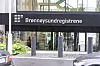 Inngangsparti til Brønnøysundregistrene med logo over døren