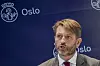 Eirik Lae Solberg taler foran blå vegg med Oslo-logo under budsjettpressekonferanse.