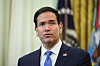 Marco Rubio taler i Det ovale kontor med amerikansk flagg i bakgrunnen.